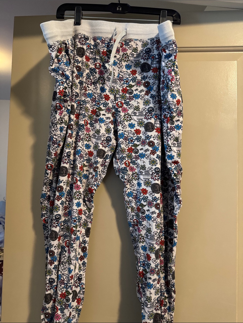 Vera Bradley White Floral Skull Print Jogger Pants